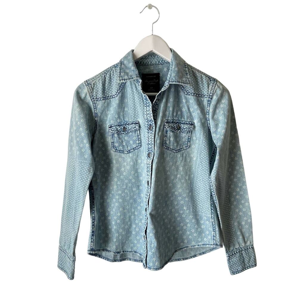 AEO Blue Chambray  Floral Button Down Shirt Size Small